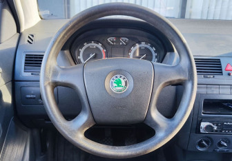 Подержанный автомобиль Skoda Fabia Hatchback 2004 года (12 фото)