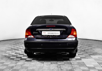 Подержанный автомобиль Ford Focus Sedan 2005 года (6 фото)