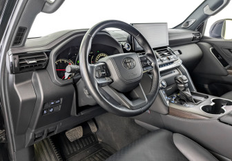 Подержанный автомобиль Toyota Land Cruiser Suv 2022 года (16 фото)
