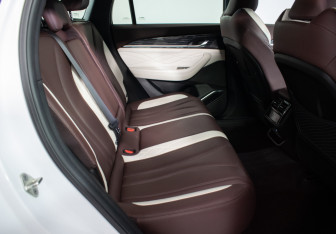 Подержанный автомобиль Geely Monjaro 2023 года (10 фото)