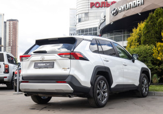 Подержанный автомобиль Toyota RAV4 2025 года (4 фото)