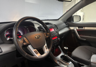 Подержанный автомобиль Kia Sorento 2012 года (18 фото)