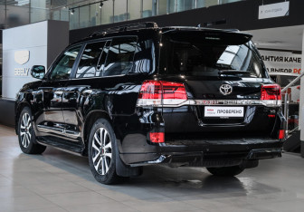 Подержанный автомобиль Toyota Land Cruiser Suv 2019 года (6 фото)