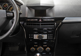 Подержанный автомобиль Opel Astra Sedan 2007 года (14 фото)