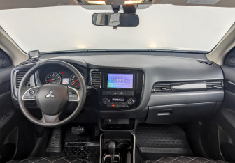 Подержанный автомобиль Mitsubishi Outlander 2022 года (14 фото)