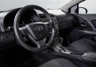 Подержанный автомобиль Toyota Avensis Wagon 2011 года (14 фото)