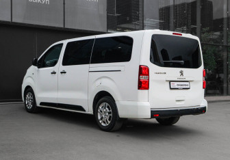 Подержанный автомобиль Peugeot Traveller 2021 года (6 фото)