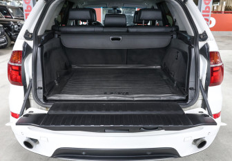 Подержанный автомобиль BMW X5 2010 года (10 фото)
