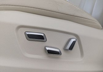 Подержанный автомобиль Hongqi H5 2022 года (19 фото)