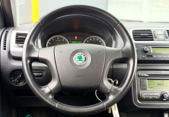 Подержанный автомобиль Skoda Fabia Hatchback 2009 года (14 фото)
