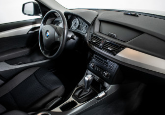 Подержанный автомобиль BMW X1 2012 года (10 фото)