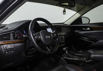 Подержанный автомобиль Kia K7 2017 года (13 фото)