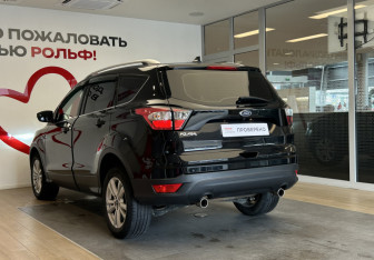 Подержанный автомобиль Ford Kuga 2017 года (6 фото)