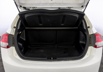 Подержанный автомобиль Kia Rio Hatchback 2015 года (10 фото)