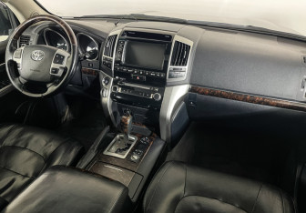 Подержанный автомобиль Toyota Land Cruiser Suv 2014 года (9 фото)