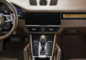 Подержанный автомобиль Porsche Cayenne 2019 года (17 фото)