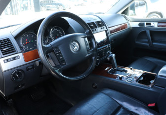 Подержанный автомобиль Volkswagen Touareg 2007 года (13 фото)