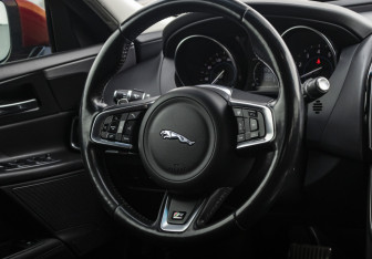 Подержанный автомобиль Jaguar XE 2018 года (12 фото)