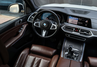 Подержанный автомобиль BMW X7 2021 года (21 фото)