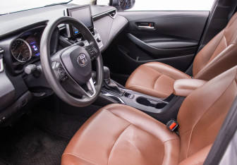 Подержанный автомобиль Toyota Corolla Sedan 2022 года (10 фото)
