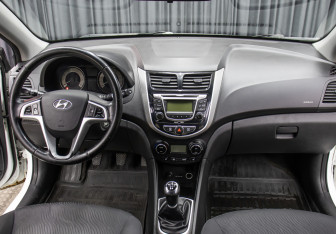 Подержанный автомобиль Hyundai Solaris Sedan 2011 года (14 фото)
