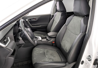 Подержанный автомобиль Toyota RAV4 2024 года (20 фото)