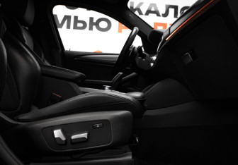 Подержанный автомобиль BMW X4 2019 года (28 фото)