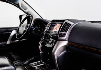 Подержанный автомобиль Toyota Land Cruiser Suv 2013 года (9 фото)