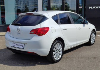 Подержанный автомобиль Opel Astra Hatchback 2012 года (5 фото)