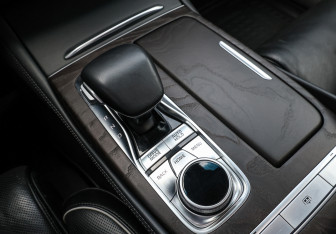 Подержанный автомобиль Kia K900 2019 года (22 фото)