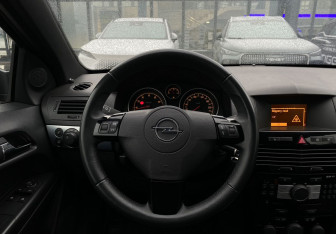 Подержанный автомобиль Opel Astra Hatchback 2010 года (14 фото)
