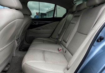 Подержанный автомобиль Infiniti Q50 2017 года (10 фото)