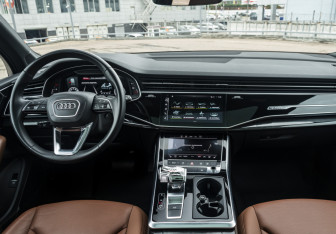 Подержанный автомобиль Audi Q7 2021 года (13 фото)