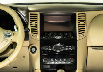 Подержанный автомобиль Infiniti QX70 2015 года (14 фото)