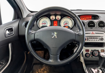 Подержанный автомобиль Peugeot 308 Hatchback 2010 года (21 фото)