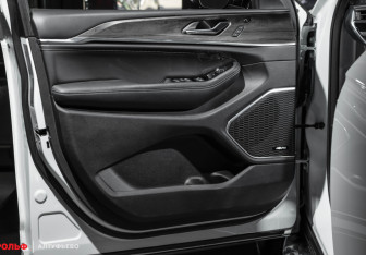 Подержанный автомобиль Jeep Grand Cherokee 2023 года (11 фото)