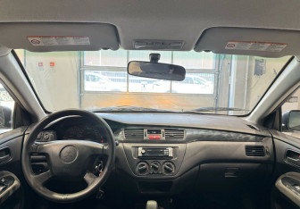 Подержанный автомобиль Mitsubishi Lancer Sedan 2004 года (12 фото)