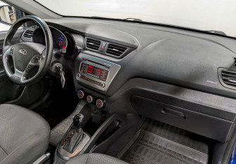 Подержанный автомобиль Kia Rio Sedan 2015 года (19 фото)
