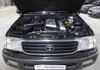 Подержанный автомобиль Toyota Land Cruiser Suv 2002 года (9 фото)