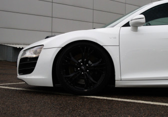 Подержанный автомобиль Audi R8 Coupe 2011 года (32 фото)