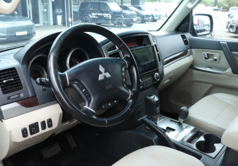 Подержанный автомобиль Mitsubishi Pajero 2017 года (13 фото)