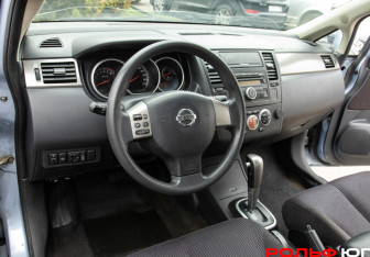 Подержанный автомобиль Nissan Tiida Hatchback 2011 года (16 фото)