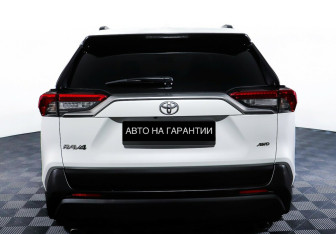 Подержанный автомобиль Toyota RAV4 2020 года (6 фото)