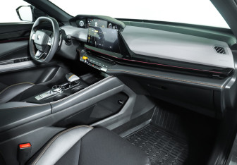 Подержанный автомобиль Changan UNI-V 2023 года (11 фото)