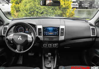 Подержанный автомобиль Mitsubishi Outlander 2009 года (10 фото)