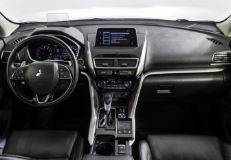 Подержанный автомобиль Mitsubishi Eclipse Cross 2018 года (14 фото)