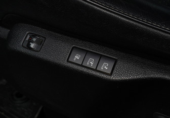 Подержанный автомобиль Peugeot Traveller 2020 года (18 фото)