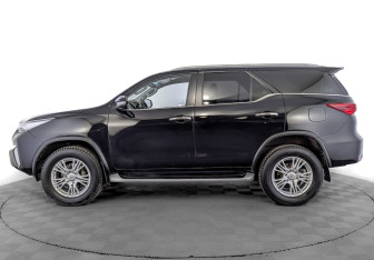 Подержанный автомобиль Toyota Fortuner 2018 года (8 фото)