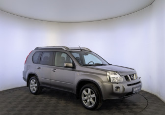 Подержанный автомобиль Nissan X-Trail 2010 года (3 фото)
