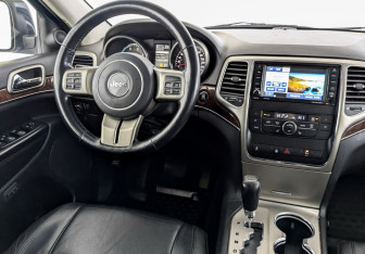 Подержанный автомобиль Jeep Grand Cherokee 2012 года (29 фото)
